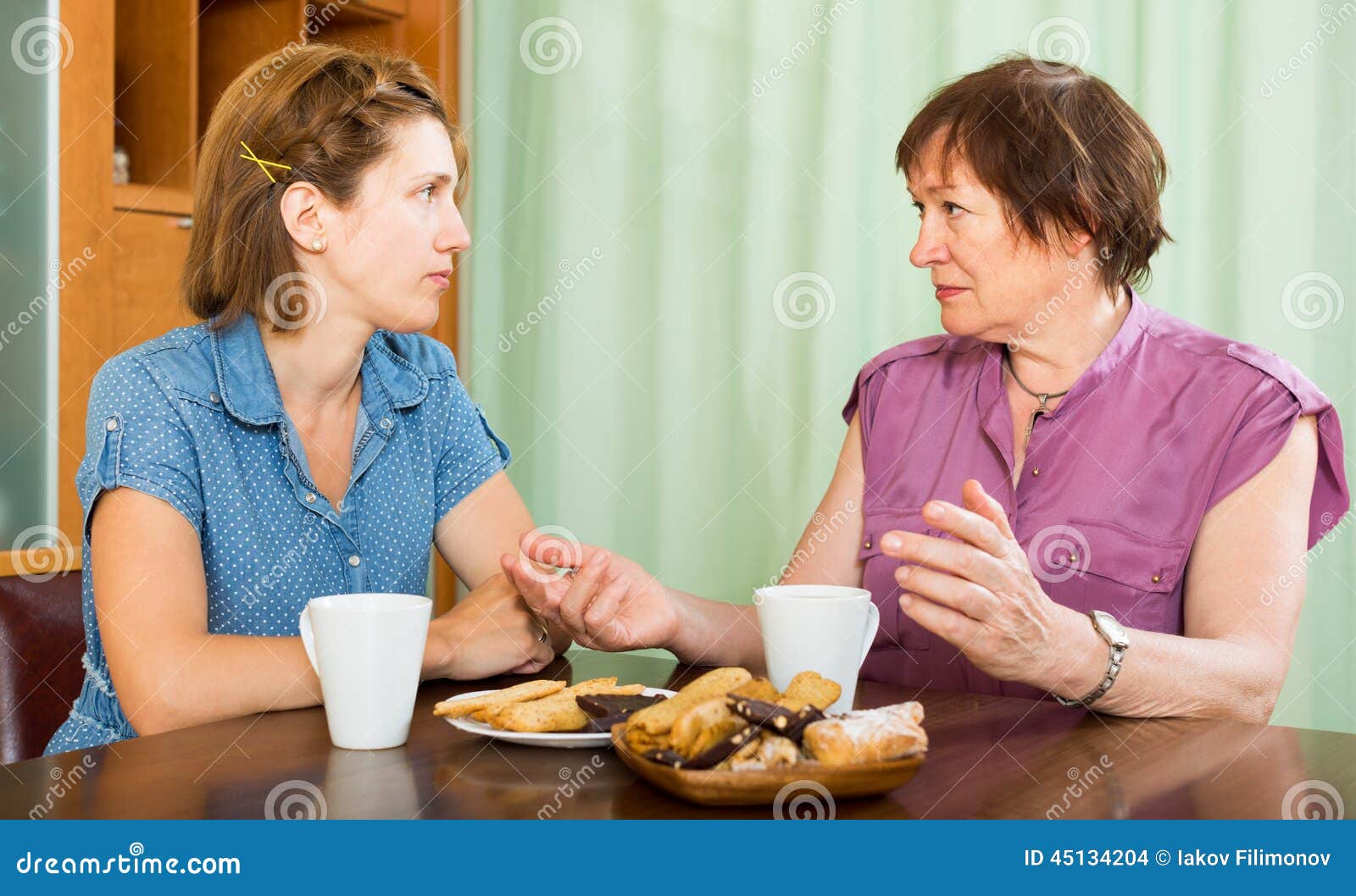 Полные жены с разговором. Женщины разговаривают на кухне. Мать и дочь беседуют. Молодая и пожилая женщины беседуют рисунок. Разговор со свекровью.