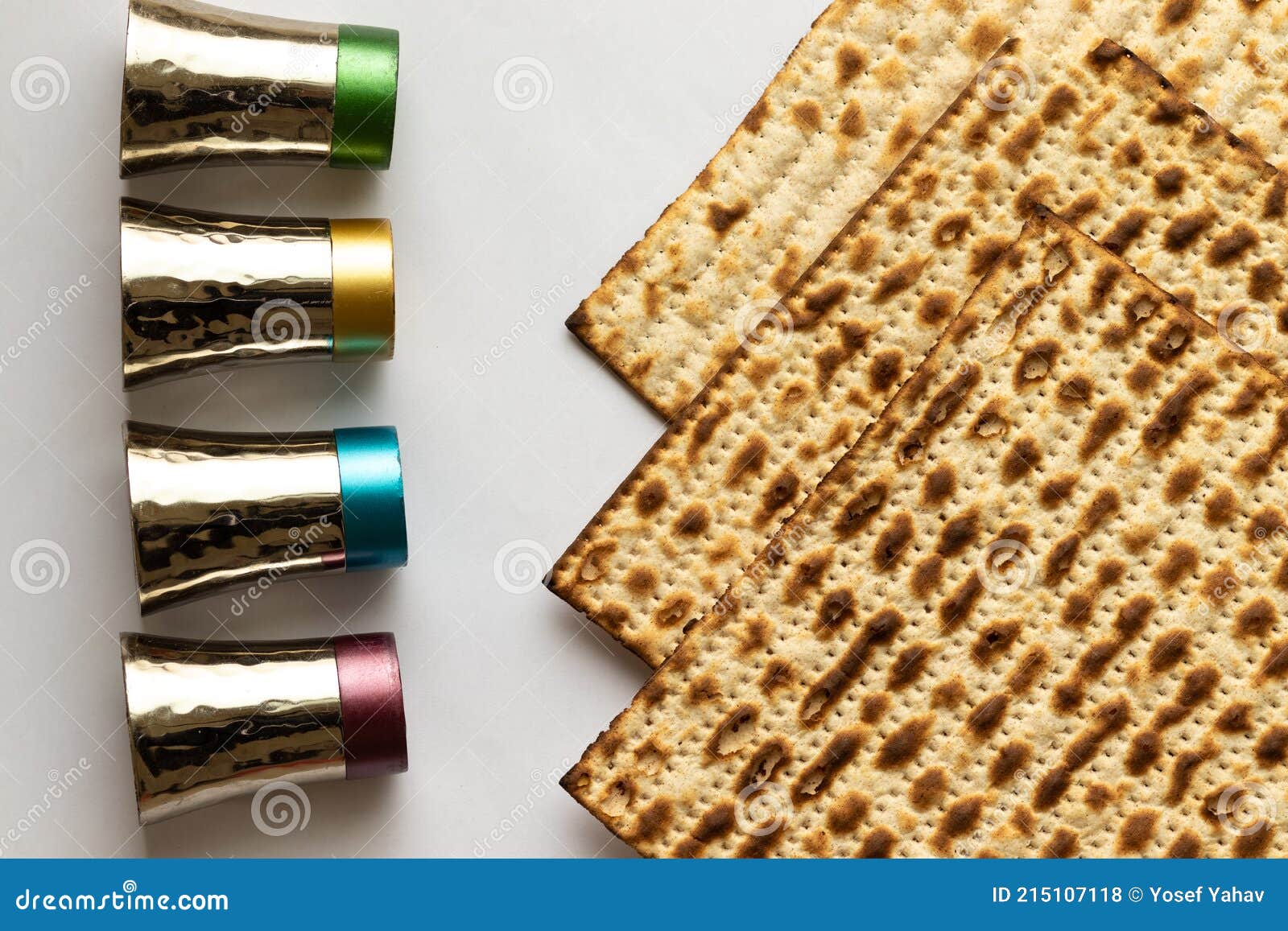 Matzah Jüdischen Brot Für Passah. Neben Vier Silbernen Cups. Stockfoto -  Bild von hebräisch, jüdisch: 215107118