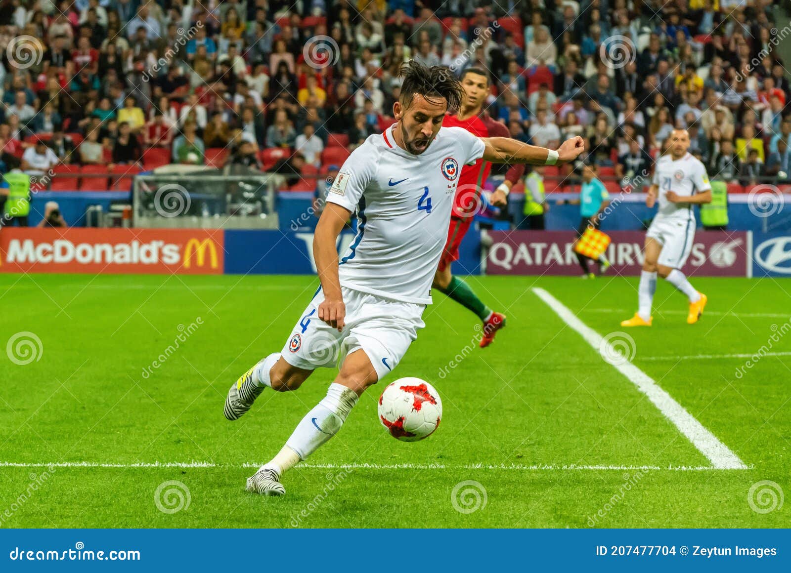 Jogador Nacional De Futebol Portugal E Re Silva Contra Chile Midfielder  Mauricio Isla Durante a Xícara De Confederações De Fifa 20 Imagem de Stock  Editorial - Imagem de futebolista, arena: 207478114