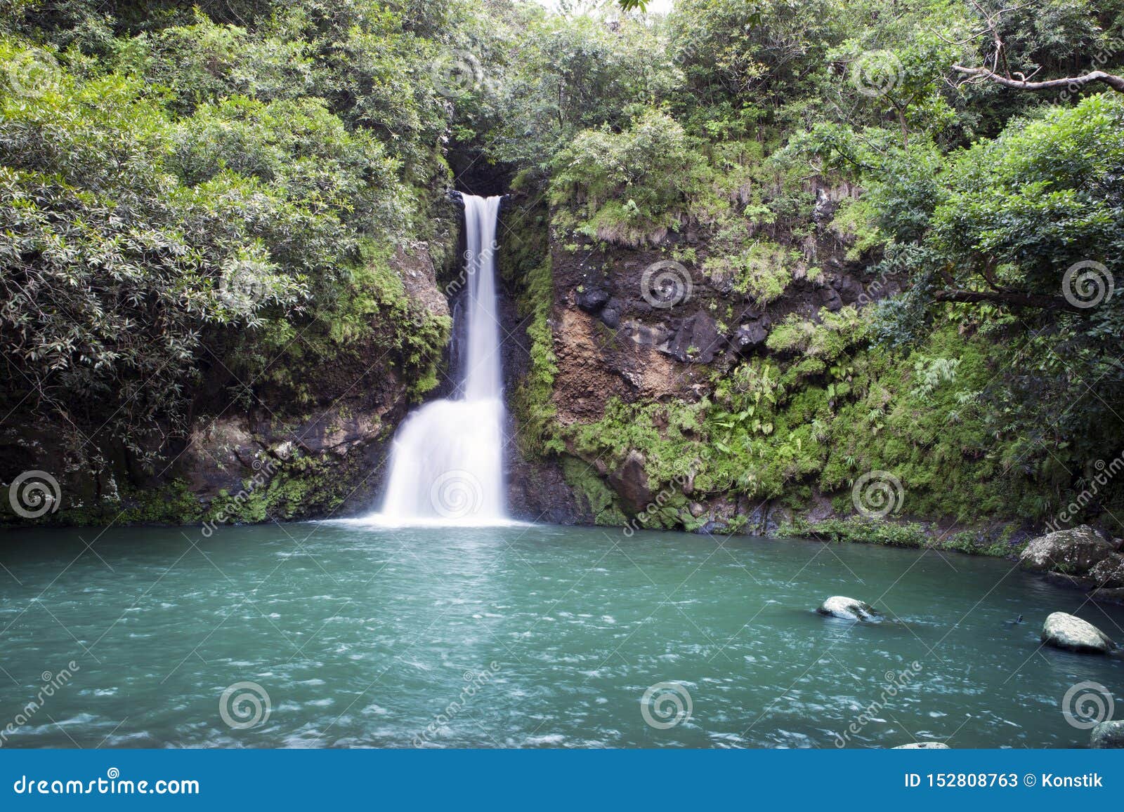 Mauritius Kleine vallen in Valley met 23 kleuren van het aardepark in Mare-aux-Aiguilles,. Mauritius Kleine valkuilen in de Vallei van 23 kleuren van het grondpark in Mare-aux-Aiguilles