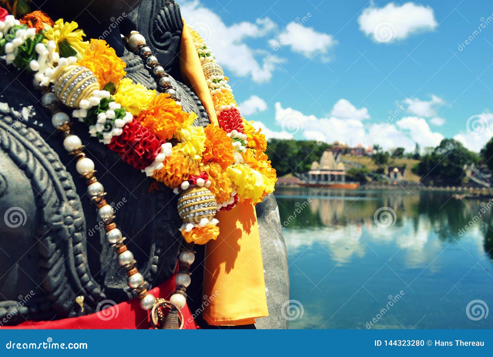 Mauritius Statue, die eine Blumenhalskette trägt Seeblick des buddhistischen Tempels Bokeh