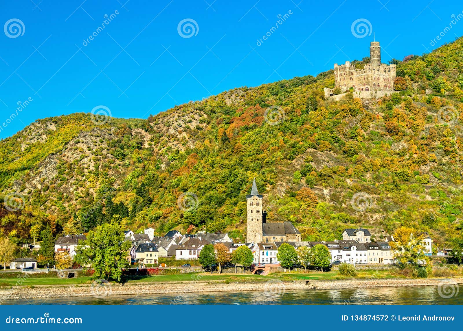 maus castle above the village of wellmich in germany