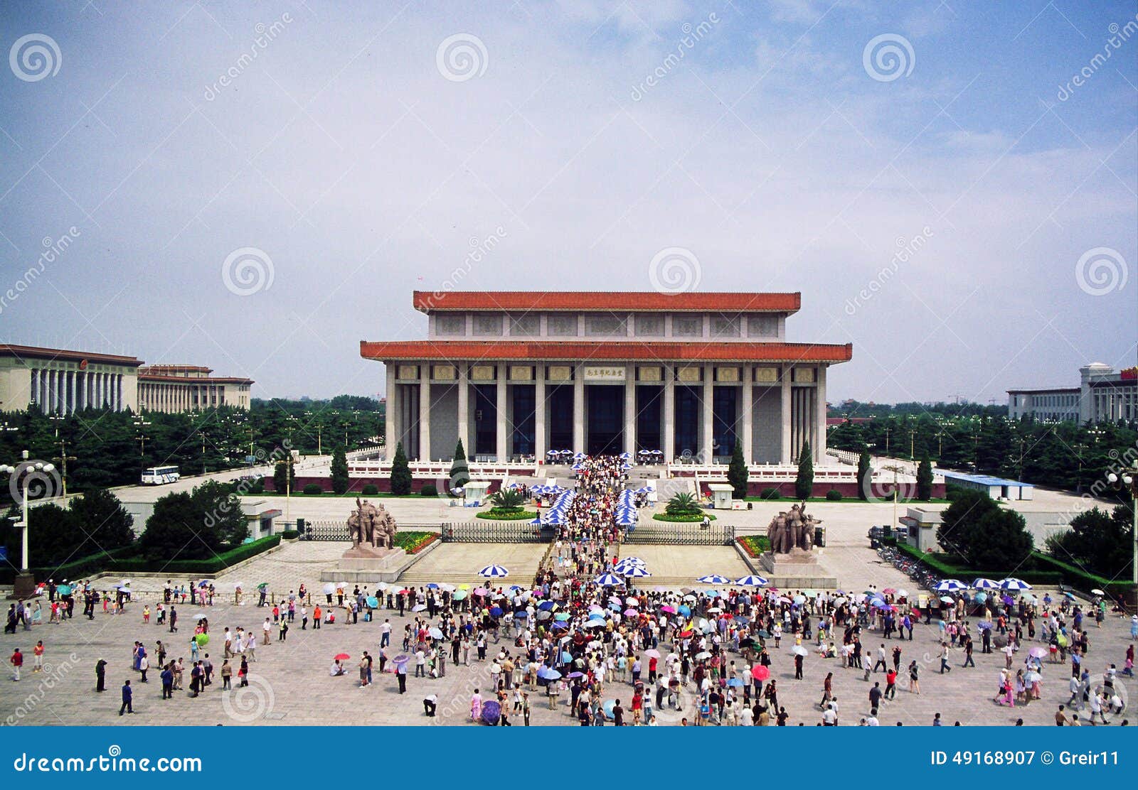 mausoleum of mao zedong in tienanmen square in beijing