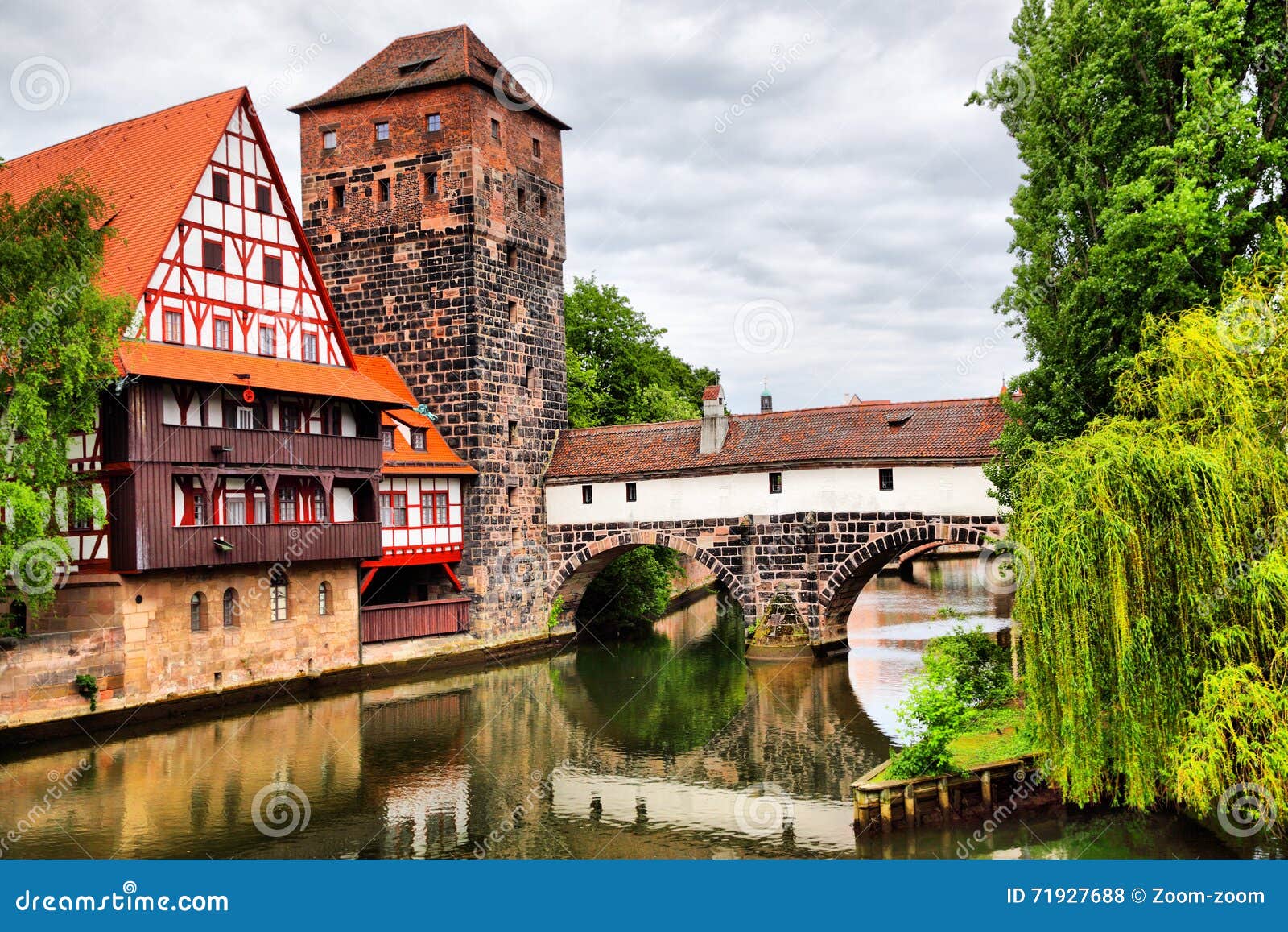 Maxbruckebrug in Nuremberg. Maxbruckebrug en Henkerturm-toren in Nuremberg, Duitsland