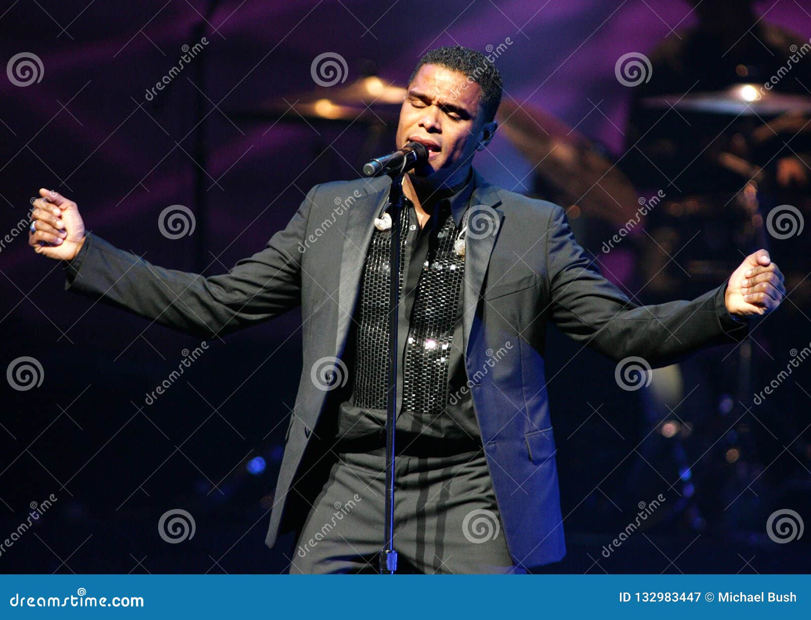 Maxwell Performs in Concert Editorial Photography Image of arena