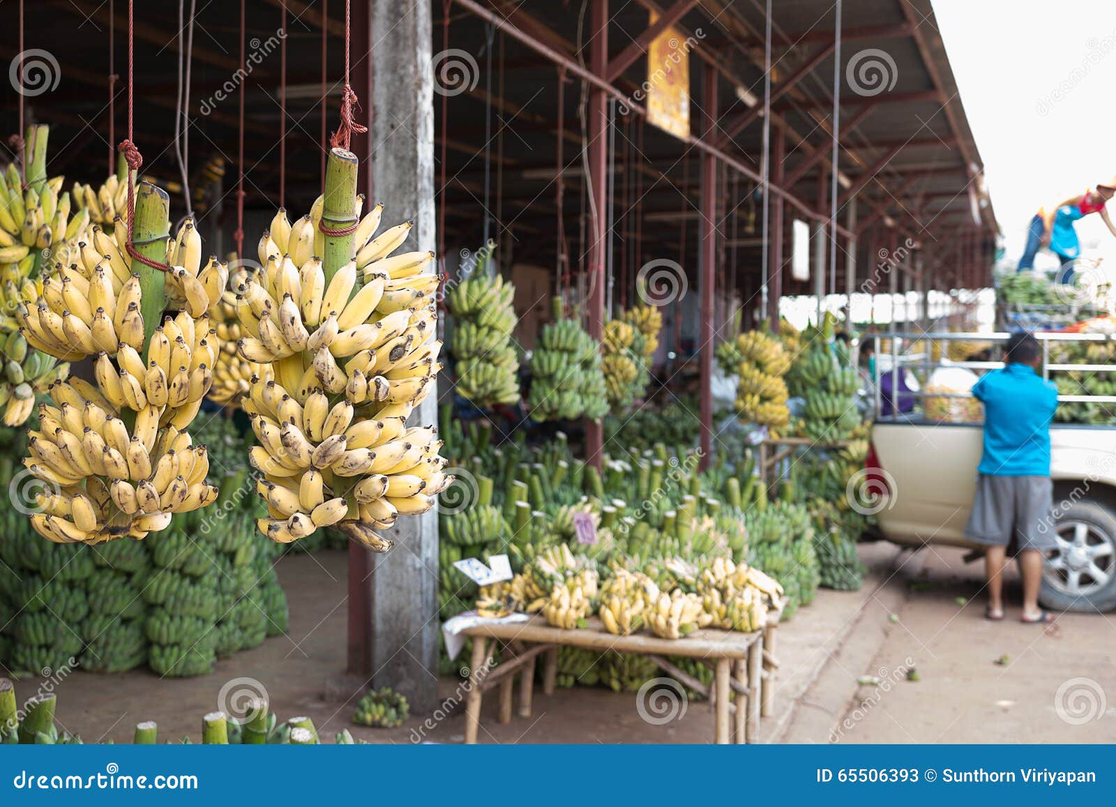 Mazzo di banane mature nel mercato agricolo