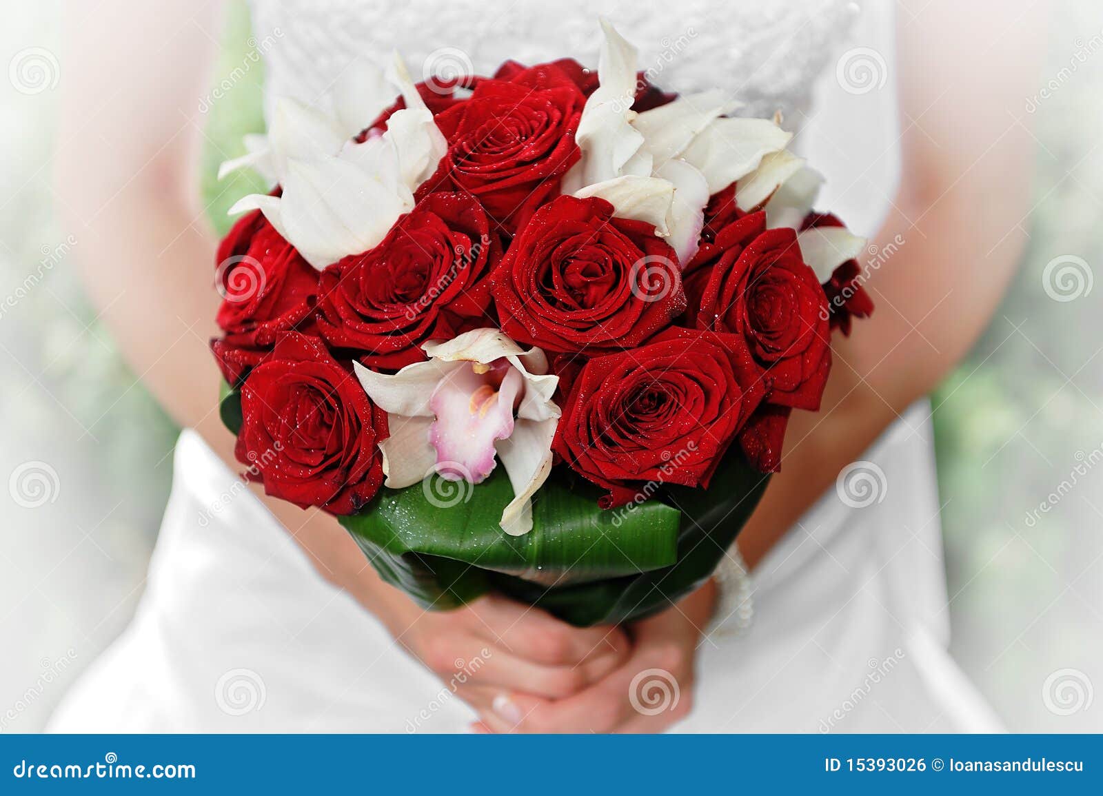 Mazzo di cerimonia nuziale delle rose rosse e delle orchidee bianche