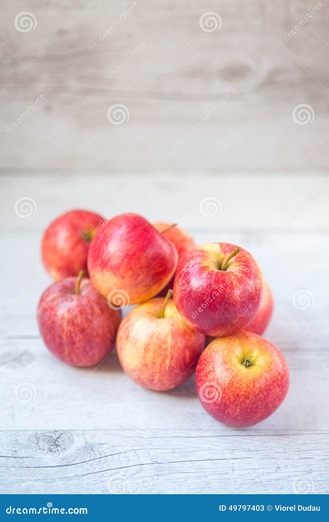Pilha de maçãs vermelhas, foco na maçã dianteira