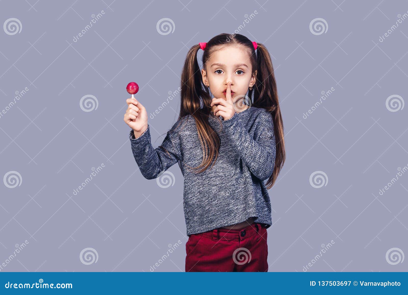 Mała śliczna Dziewczyna Trzyma Czerwonego Lizaka W Ręce I Pokazuje Shh 