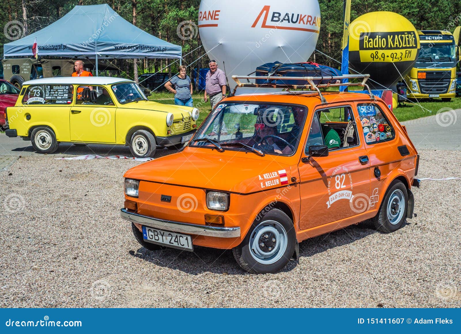 Mały Pomarańczowy Samochodowy Polski Fiat 126p I żółty