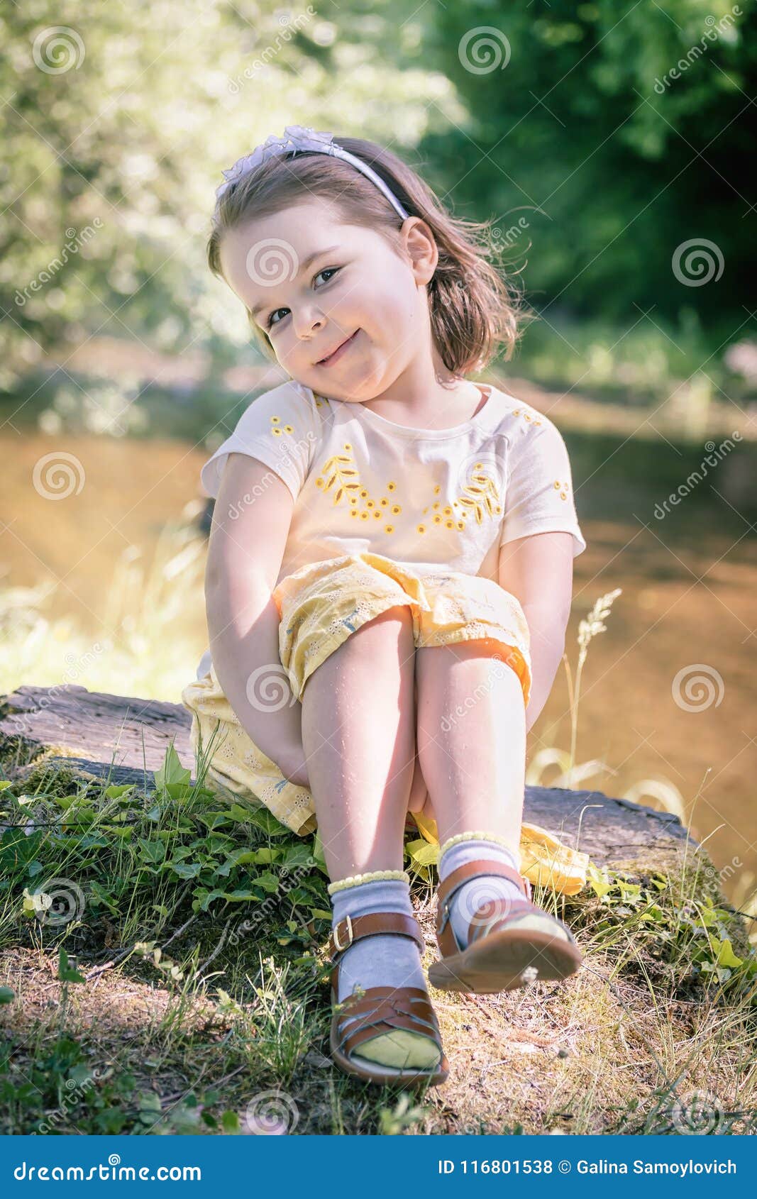 Mały portret dziewczyny. Portret dziewczyna w wianku kwiaty troszkę