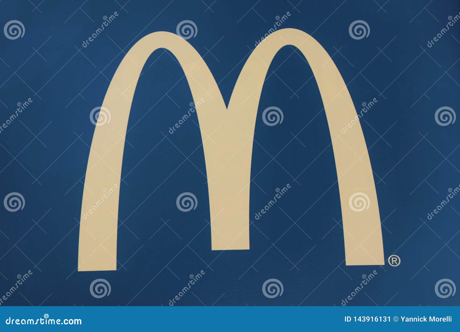 Mc Donald's logo som lokaliseras på ingången till restaurangbyggnaden