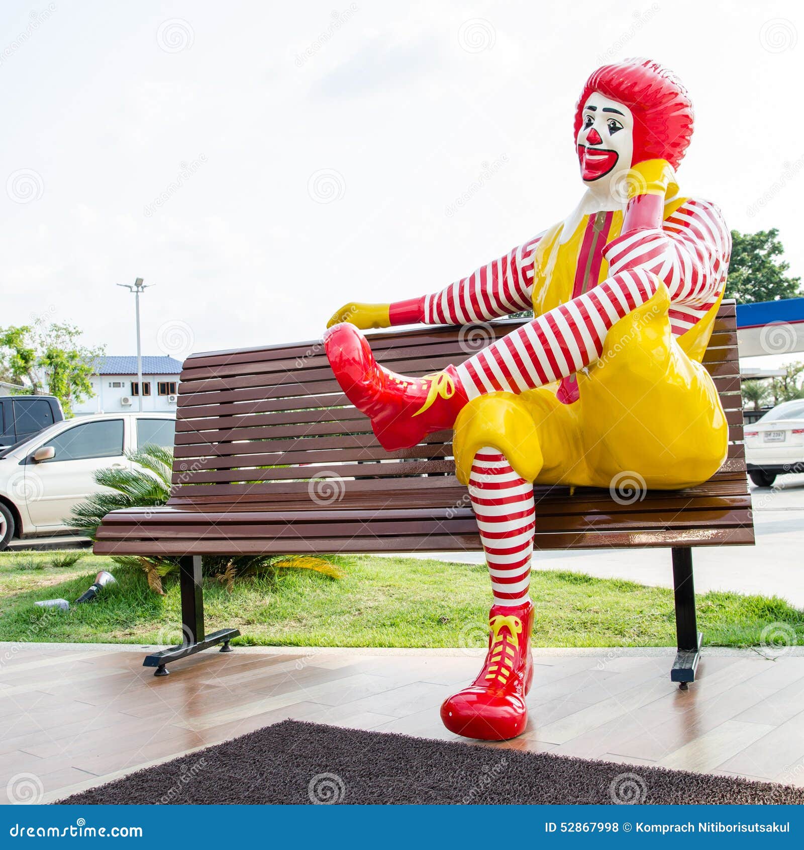Сидящий клоун. Рональд Макдональд. Клоун сидит. Клоун сидит на стуле. Клоун в Макдональдсе скульптура в Ярославле.