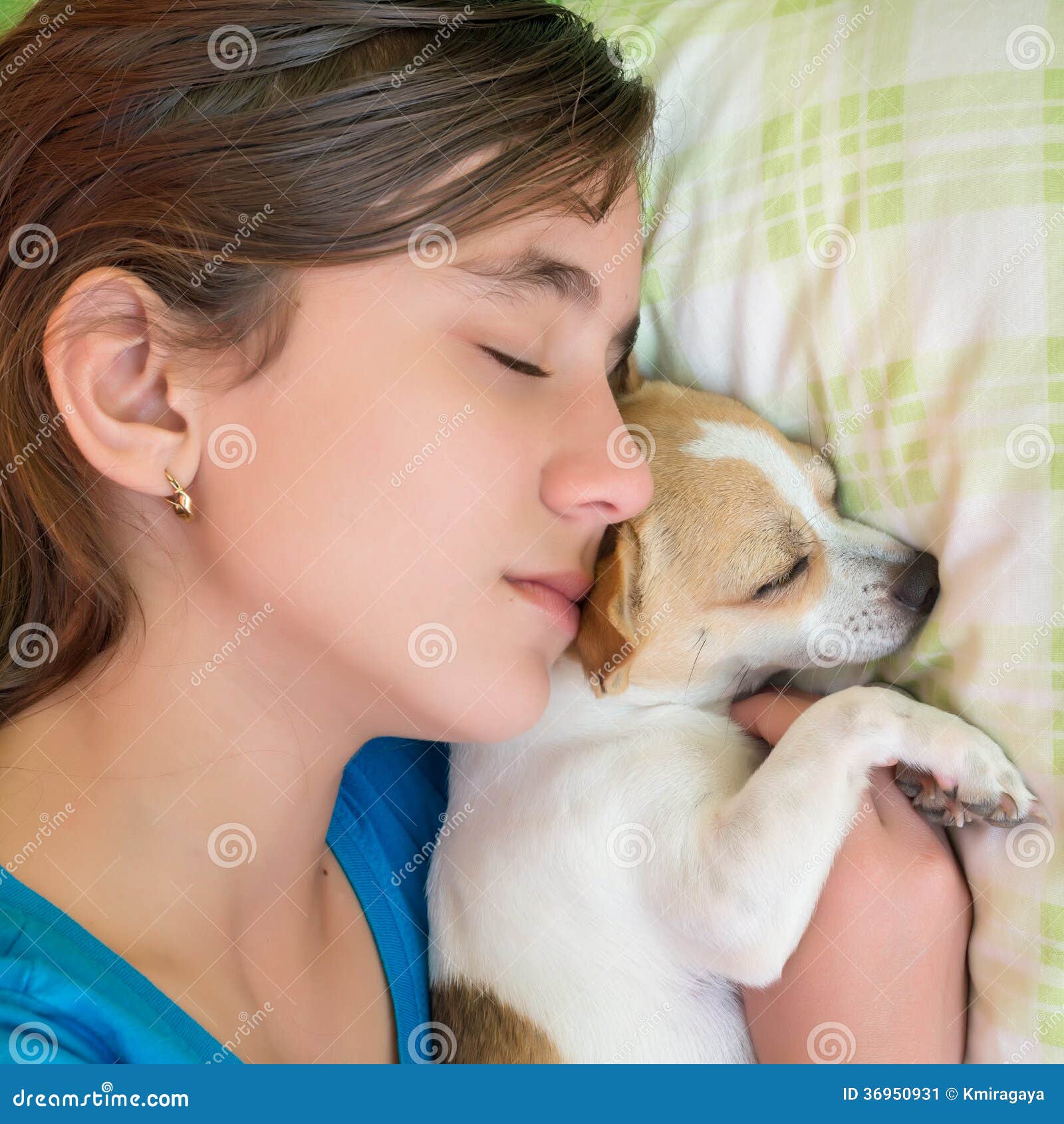 Mädchen, das mit ihrem Hund schläft