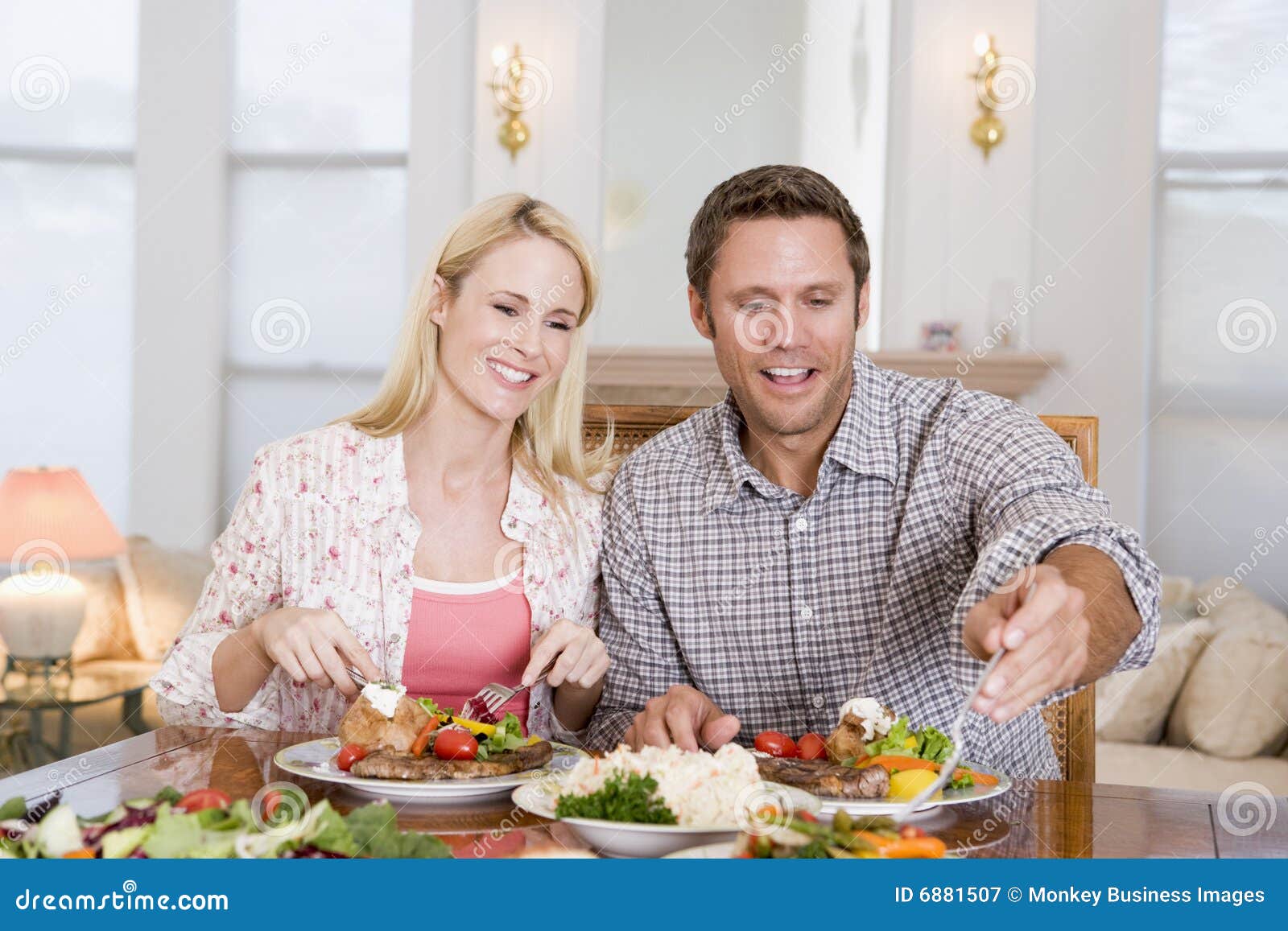 Обмен женами суть. Супруги за столом. Муж и жена ужинают. Муж и жена на кухне за столом. Мужчина за столом дома.