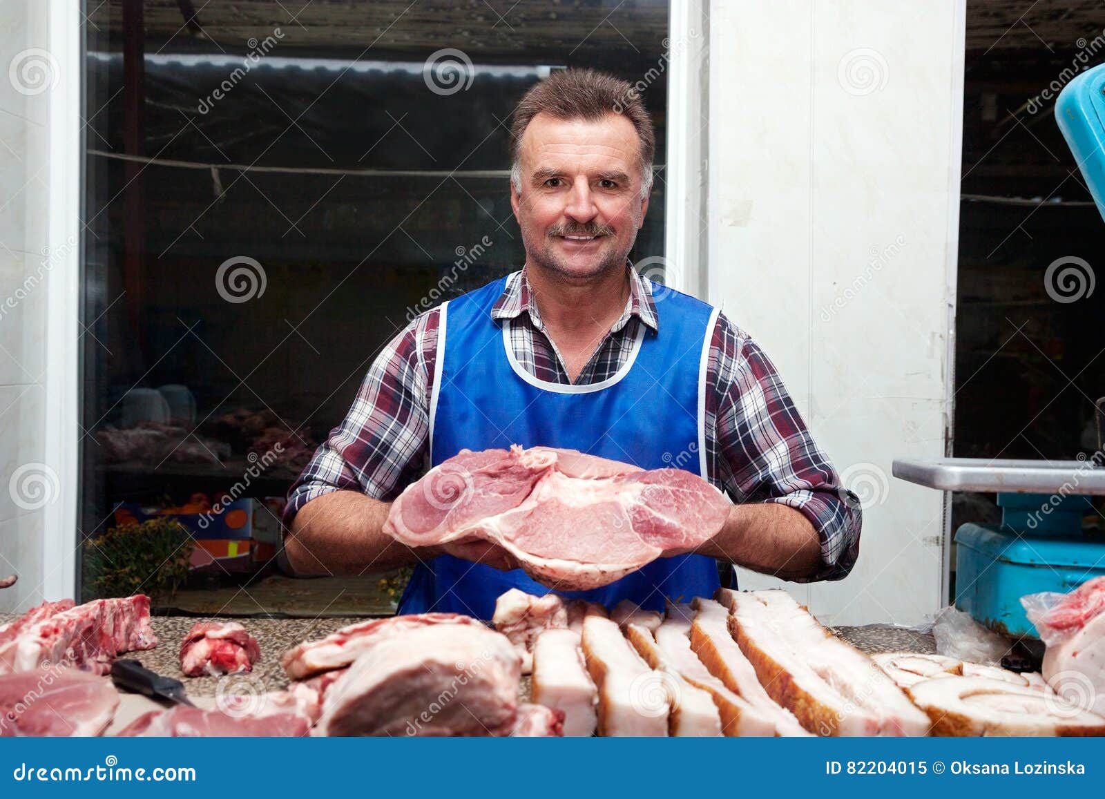 Продавщика мяса на рынке