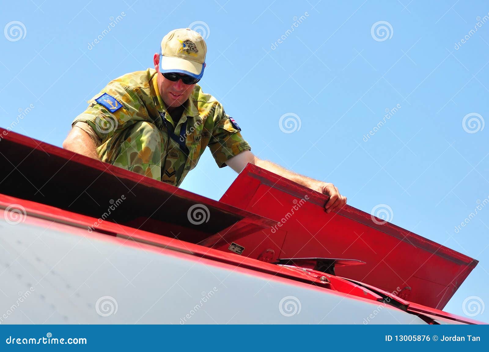 Mecánico Revisando Un General Dynamics F-111 Foto editorial - Imagen de  industria, piloto: 13005876, image size:1600x1153