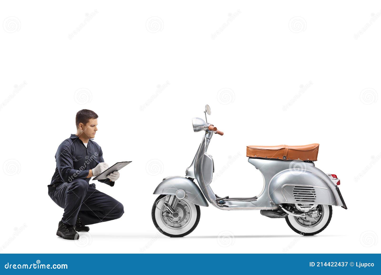 Trabalhador de serviço de entrega montando scooter vintage