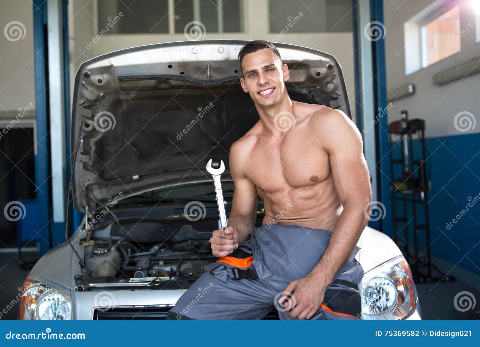 Meccanico Muscolare Bello Con Uno Strumento Fotografia Stock Immagine