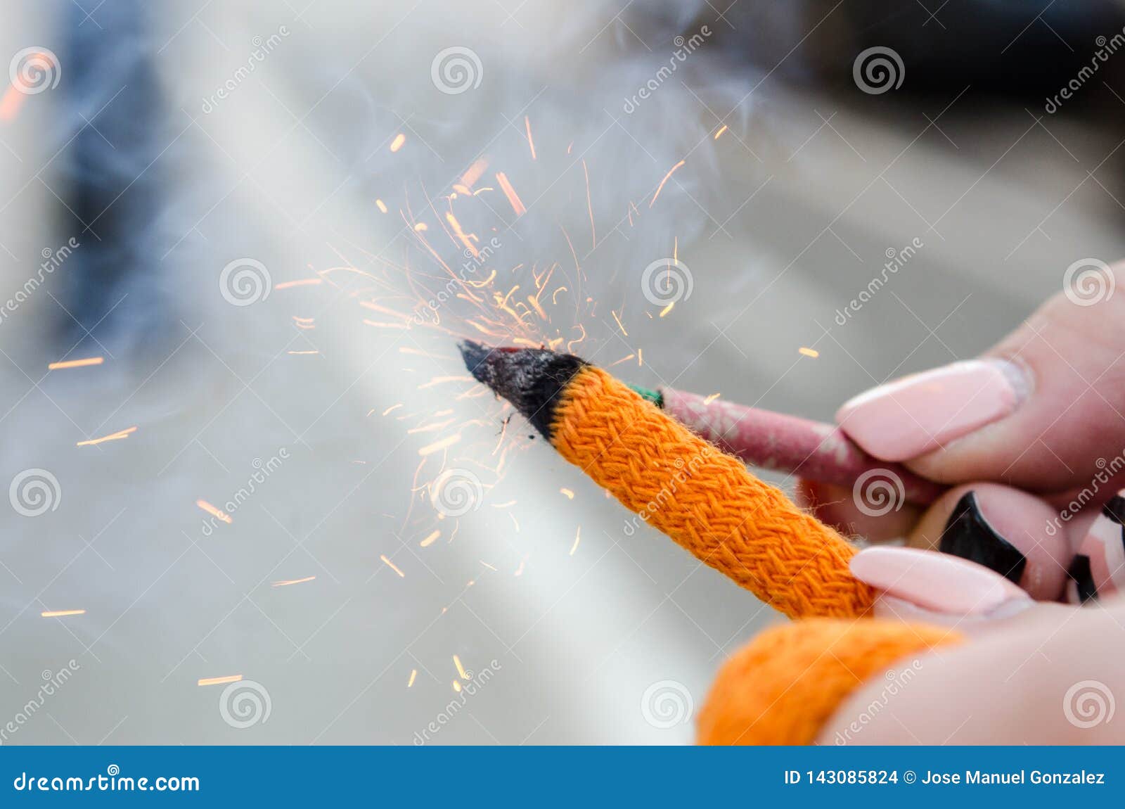 mecha encendiendo un petardo durante las fallas de valencia