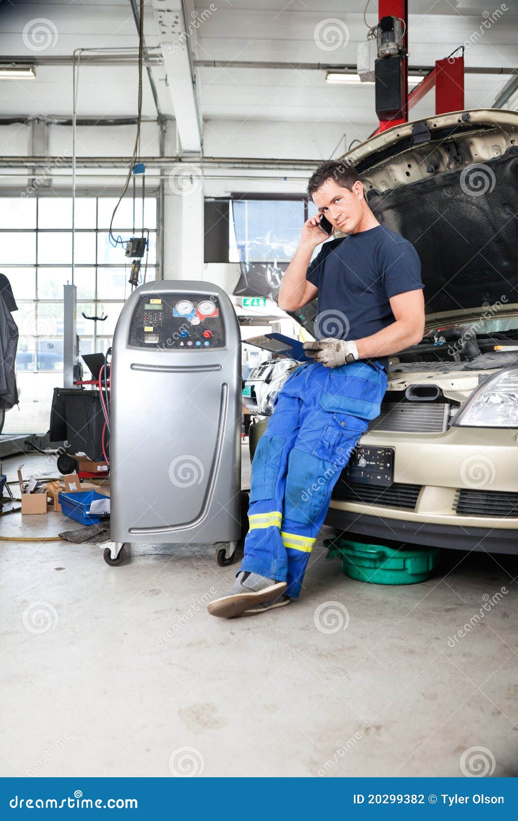 Mechanic Talking On Phone Stock Photography Image 20299382