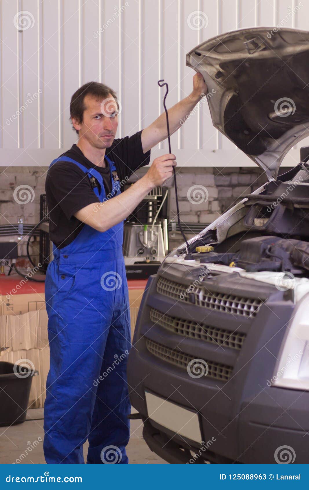 mechanic uses jackscrew