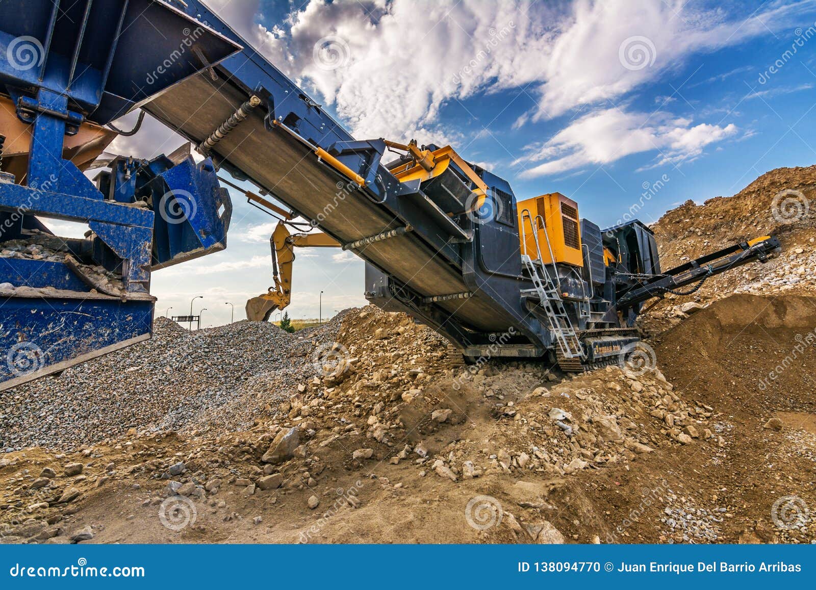 mechanical conveyor belt to pulverize rock and stone and generate gravel