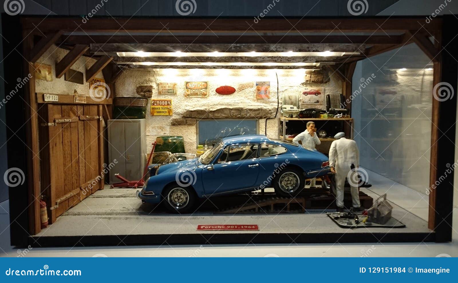 Porsche 901 Vintage Garage Scale Model Diorama - Die-cast