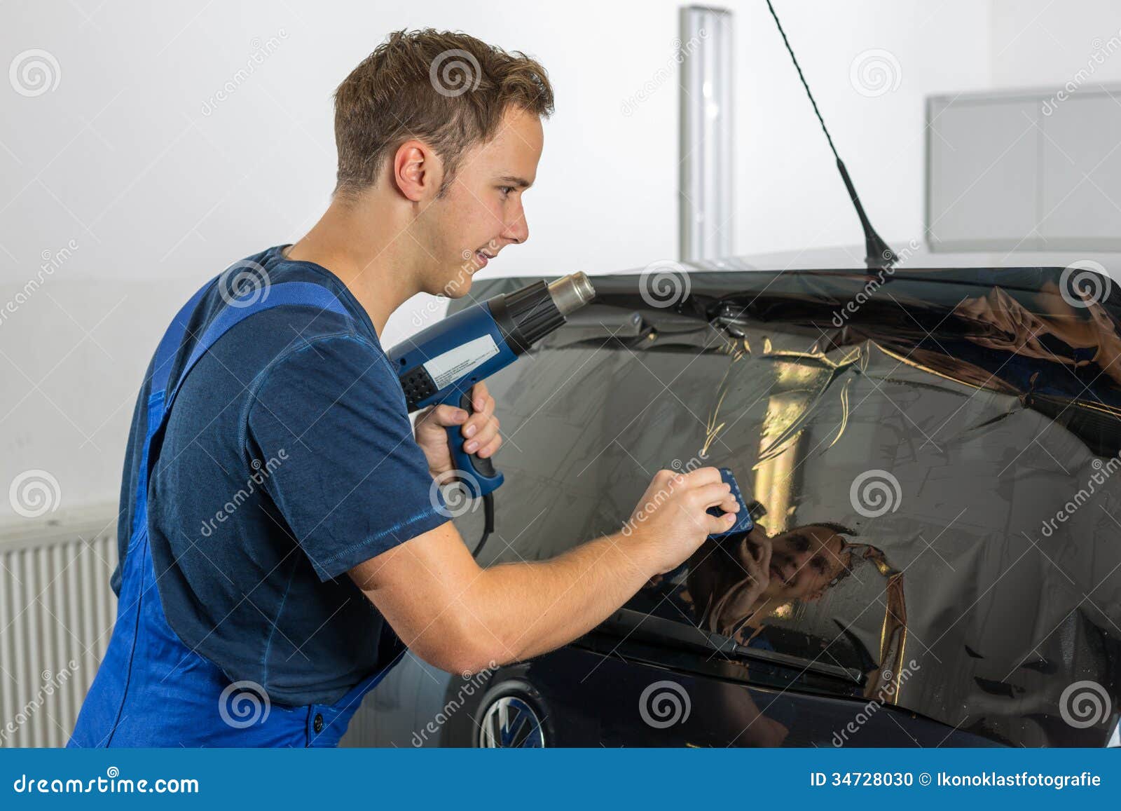 Mechaniker Der Autofenster Mit Abgetonter Folie Oder Film Abtont Stockfoto Bild Von Film Mechaniker