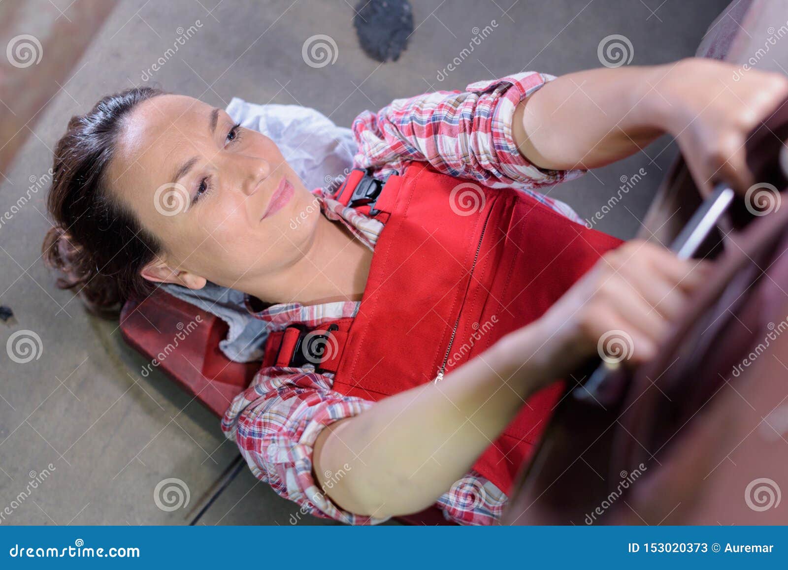 Technikerfrau, Die in Der Autogarage Arbeitet Stockbild - Bild von