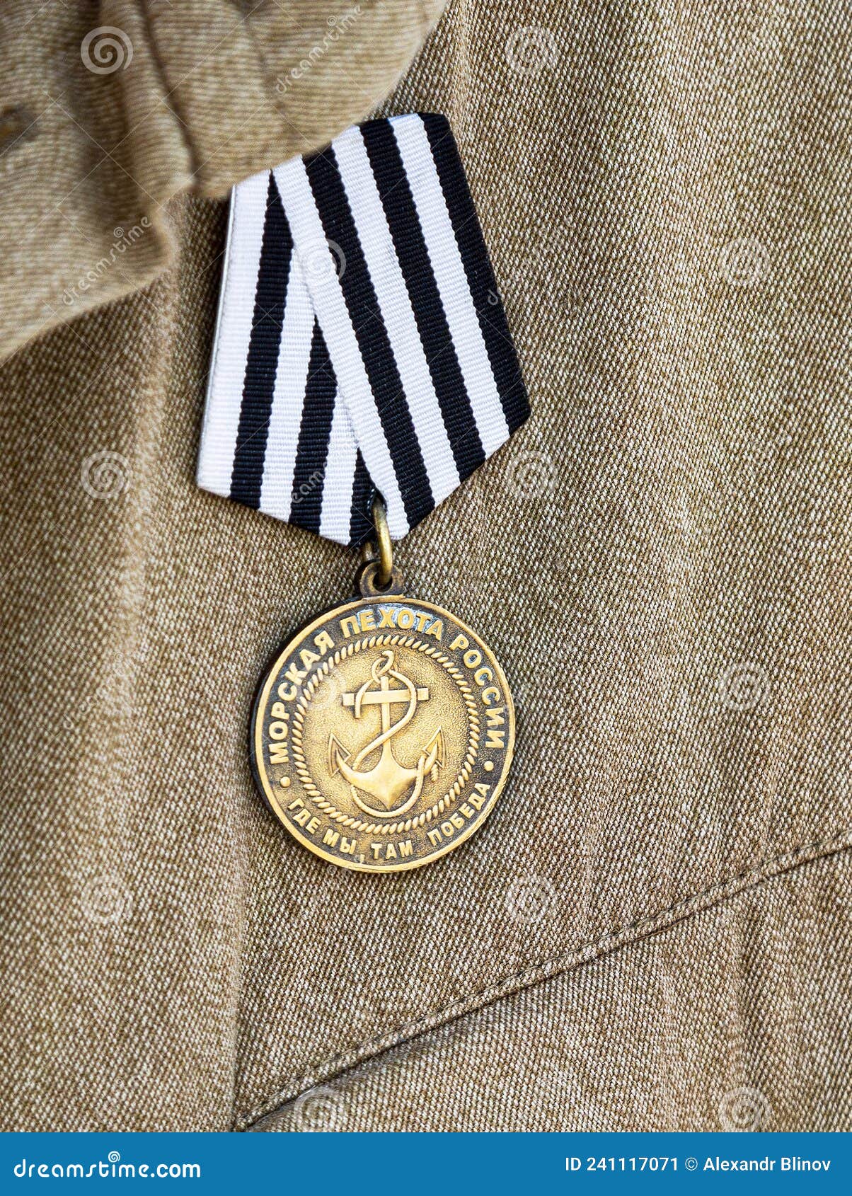 Medalha Comemorativa Do Corpo Marinho Da Rússia Sobre Um Uniforme Militar.  Tradução De Russo : Corpo Marinho Da Rússia Foto Editorial - Imagem de  fita, corpo: 241117071