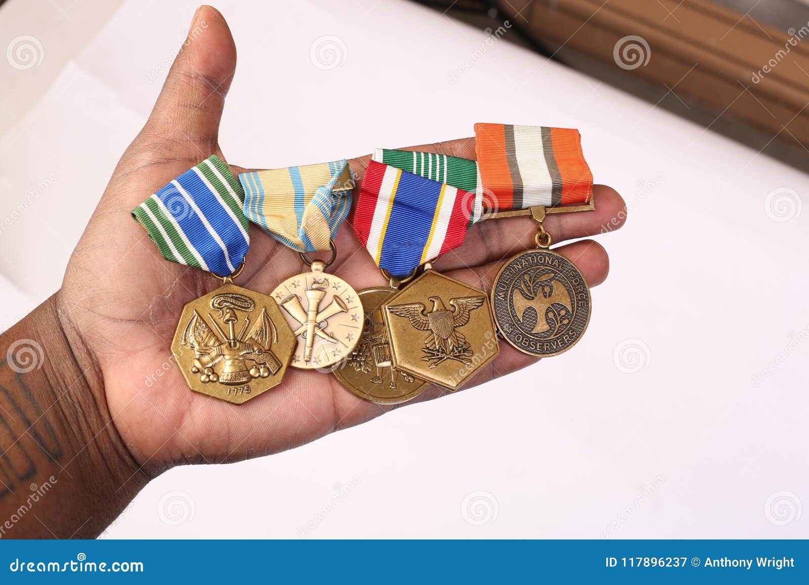 Medallas Militares En Una Mano Imagen de archivo - Imagen de concesiones,  estrella: 117896237