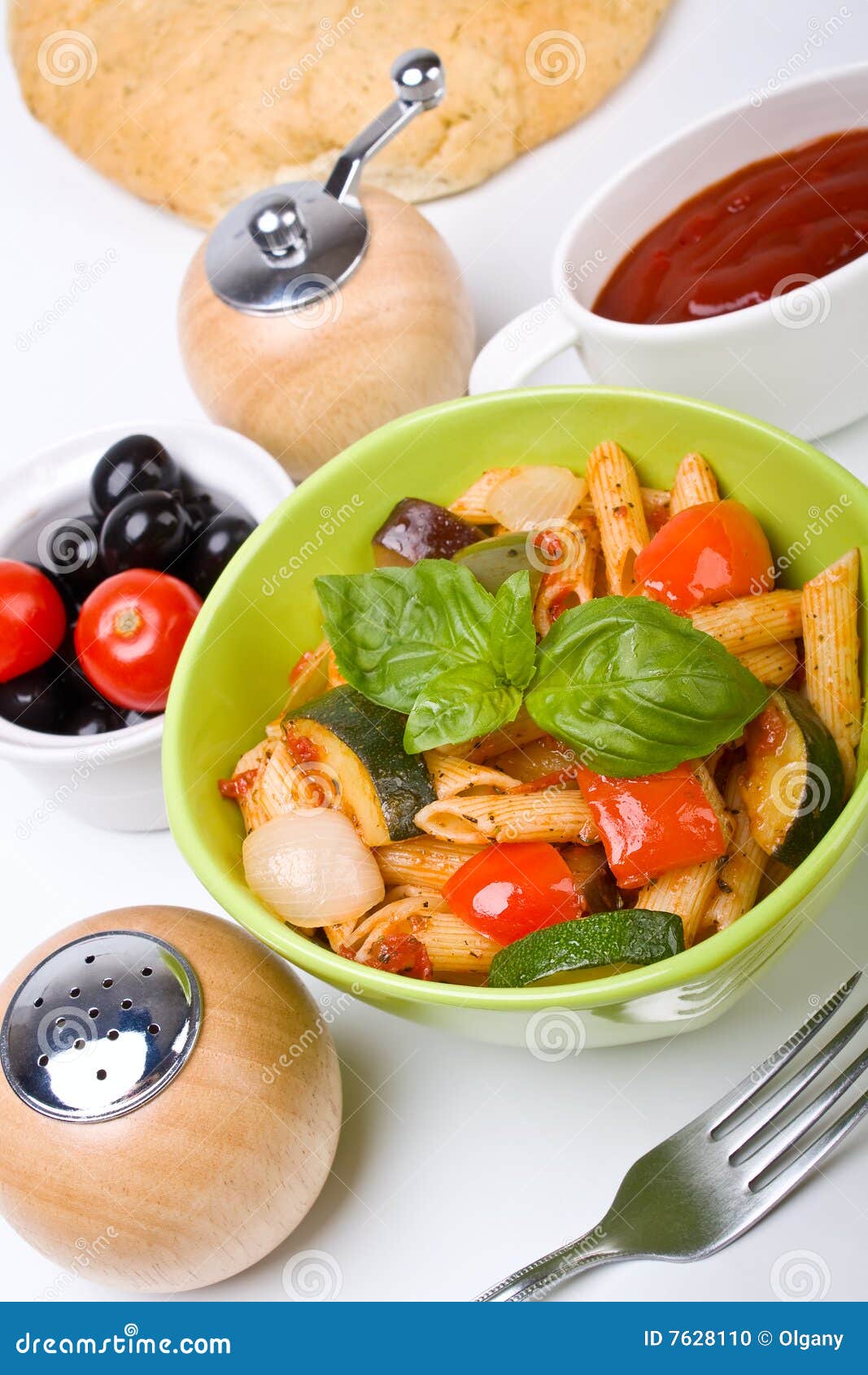 Medelhavs- pasta för bunke. Trä för medelhavs- för olivgrön för green för gaffel för foccacia för sammansättning för bröd för fartygbunkeask vitt för pasta för penne för peppar för saltshaker för sås liten för tomat tradditional för tomater