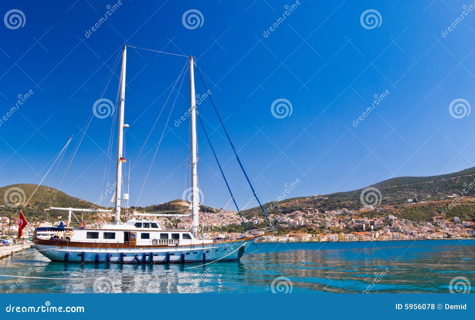 Medelhavs- yacht för strand. För samos för strandgreece ö medelhavs- yacht hav