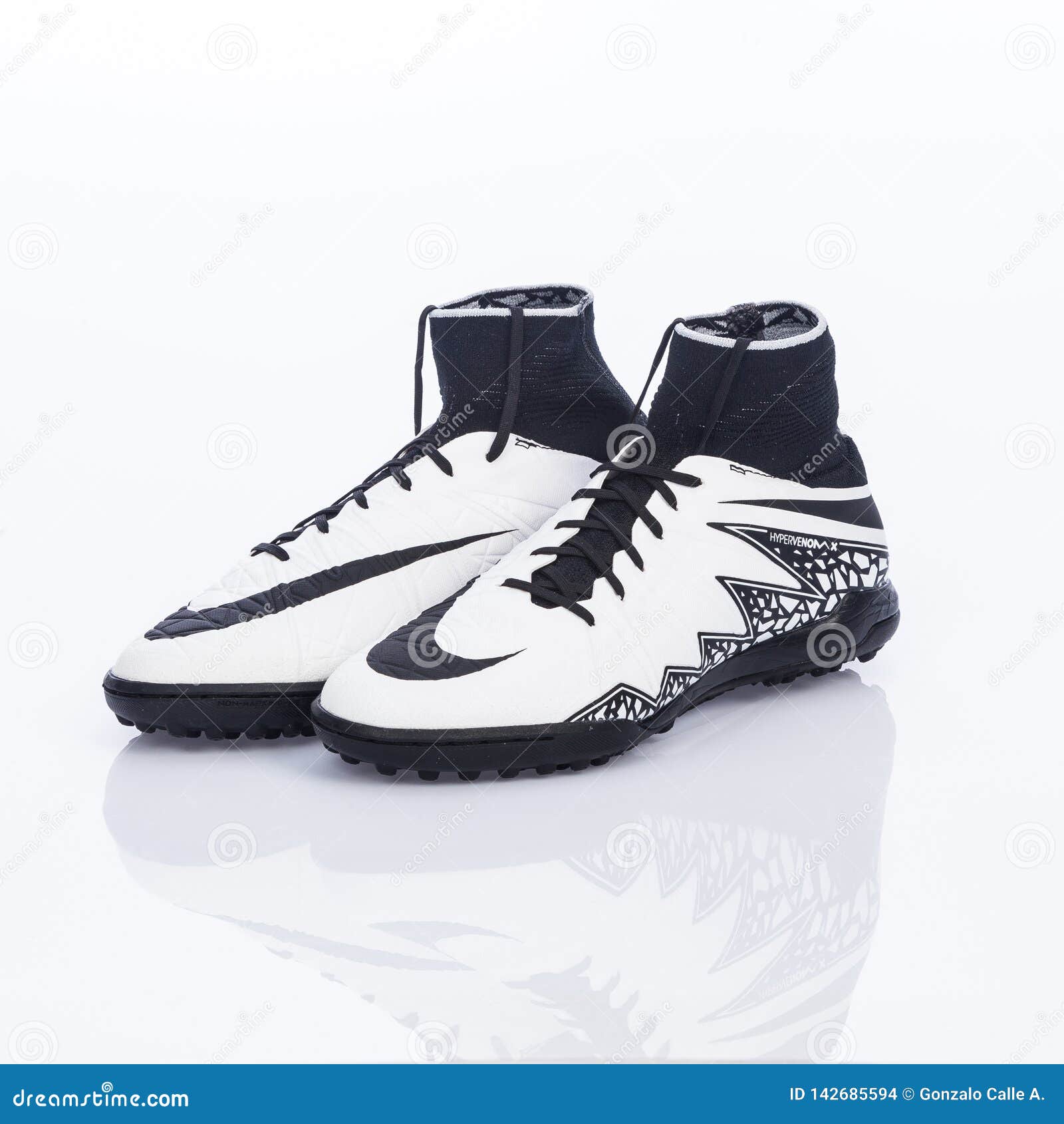 nike football indoor shoes