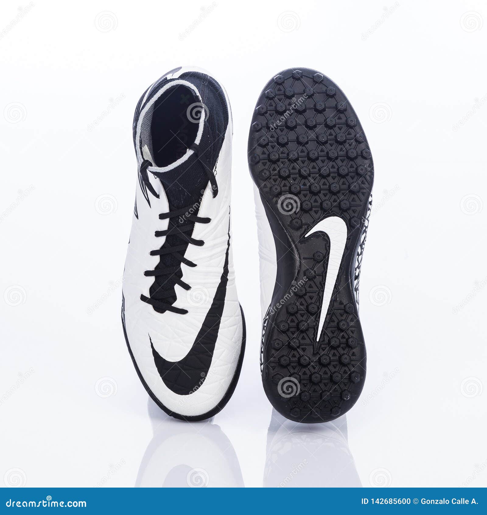 Teleurstelling Inwoner Middellandse Zee Medellin, Colombia- Marzo 21, 2019: NIKE Football/soccer Indoor, Shoes  Editorial Image - Image of clothing, foot: 142685600