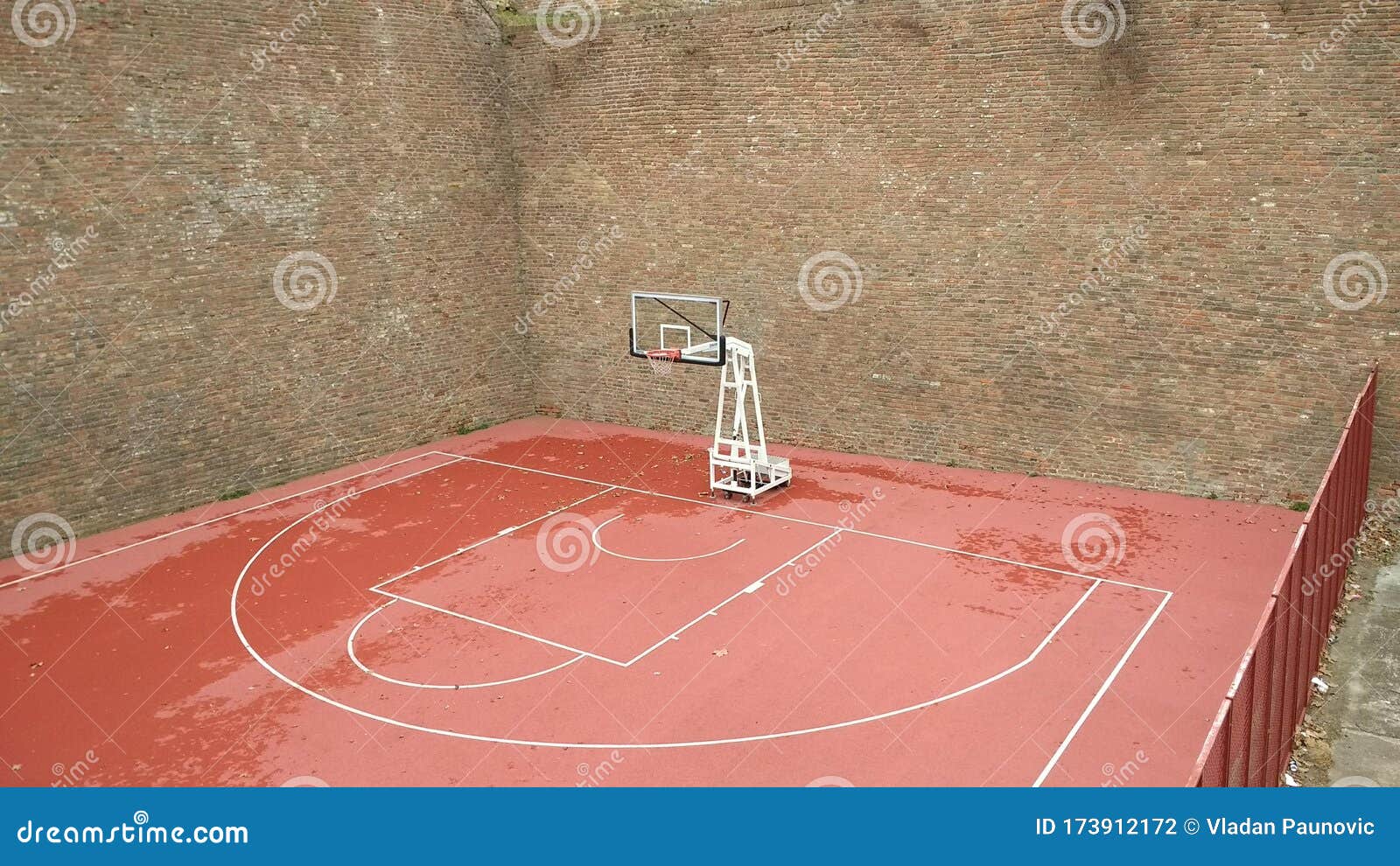 Media cancha de baloncesto foto de archivo. Imagen de rodeado - 173912172