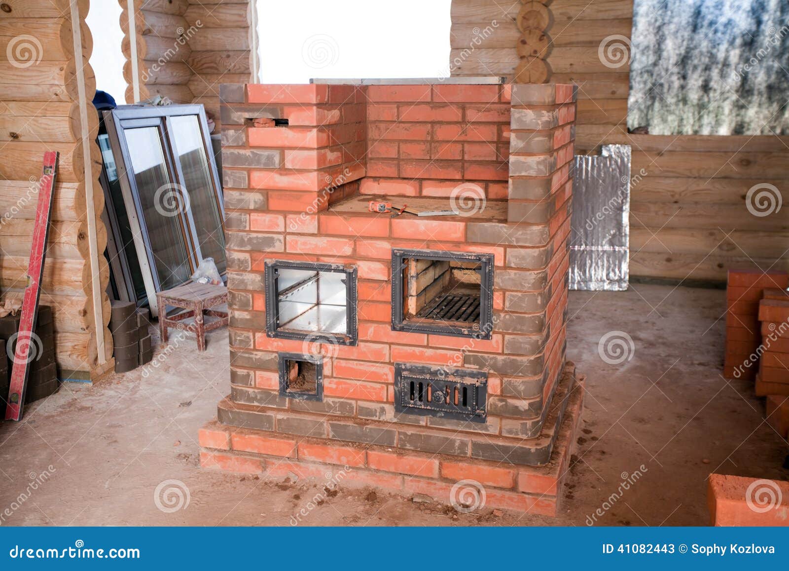 Media Estufa Inacabada Del Ladrillo Imagen de archivo - Imagen de horno