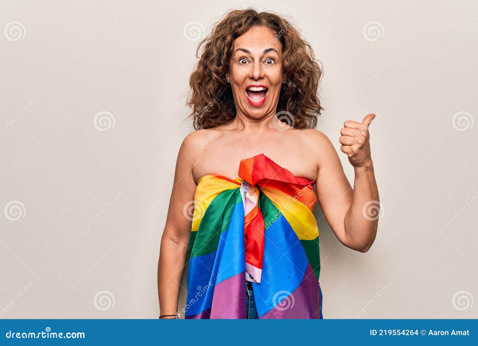 Mediana Edad Hermosa Mujer Con Bandera De Orgullo Gay Como Un Vestido Sobre  Fondo Blanco Aislado Apuntando Pulgar Hacia El Lado so Foto de archivo -  Imagen de boca, feliz: 219554264