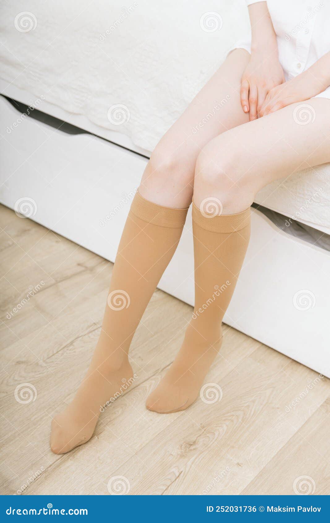 Medias De Compresión Beige Sobre Una Mujer En Una Habitación Blanca. Calcetines De Calcetines. Chica Poniéndose Medias E Foto de archivo - Imagen de calcetines, 252031736