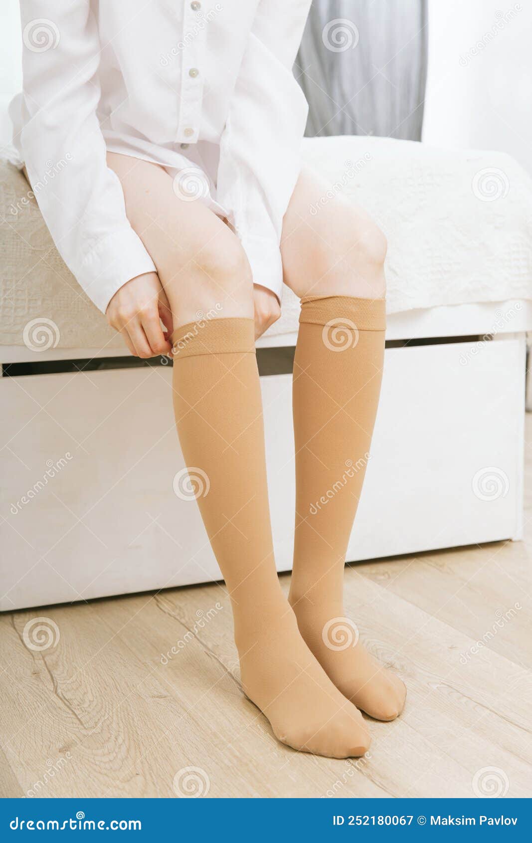 Medias De Compresión Beige Sobre Una Mujer En Una Habitación Blanca.  Calcetines De Rodilla O Calcetines. Chica Poniéndose Medias E Imagen de  archivo - Imagen de calcetines, medias: 252180067