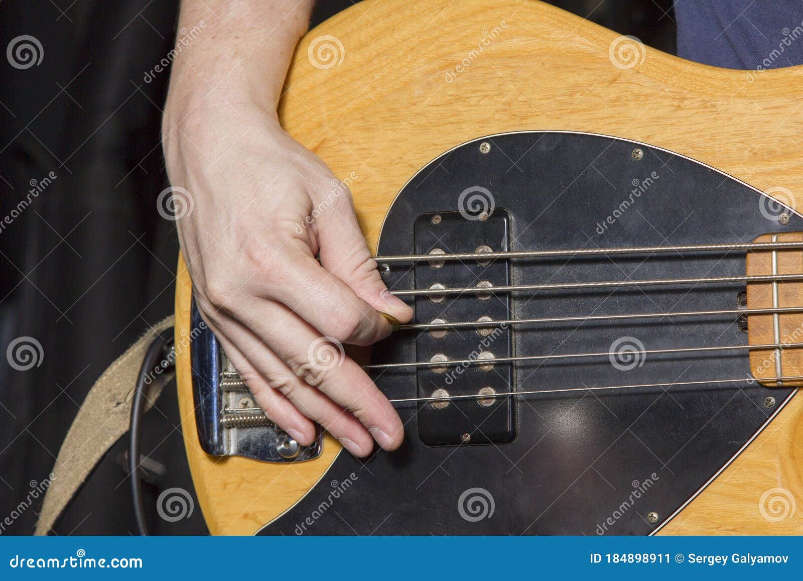 Mediator Technique of Playing with the Right Hand on a Five String
