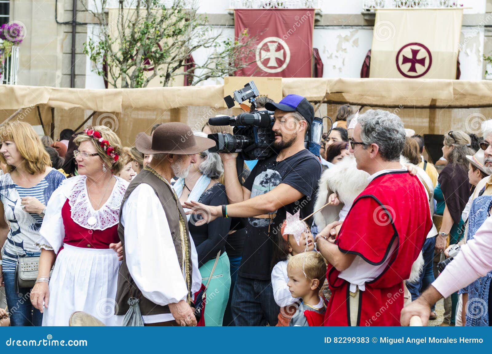 Mediaval frair in Galicië Spanje. PONTEVEDRA, SPANJE - SEPTEMBER 6, 2014: Een mens met een videocamera, in middeleeuws die festival wordt elk jaar in het historische district van de stad wordt gehouden geregistreerd die
