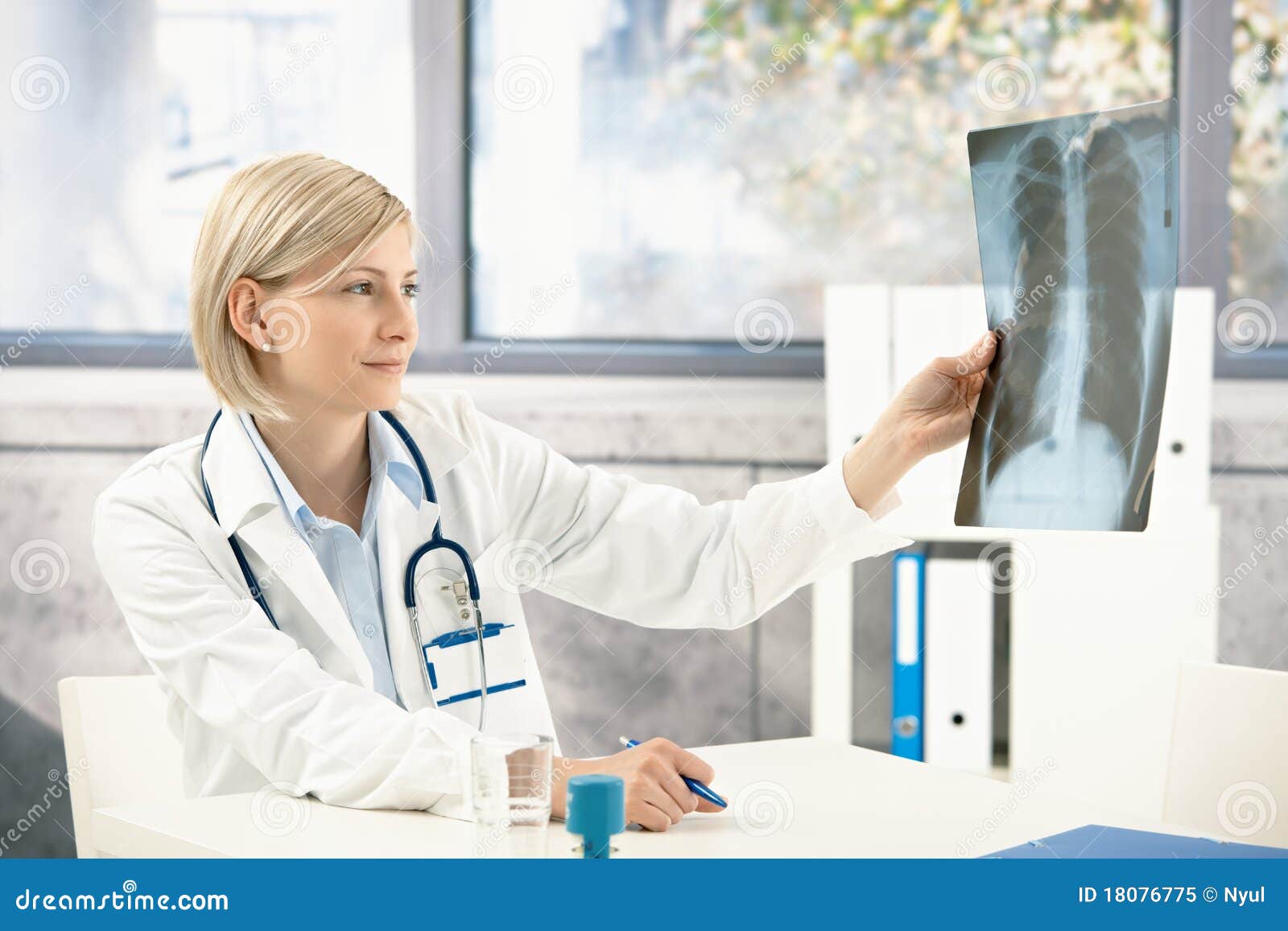 medical doctor analysing x-ray image