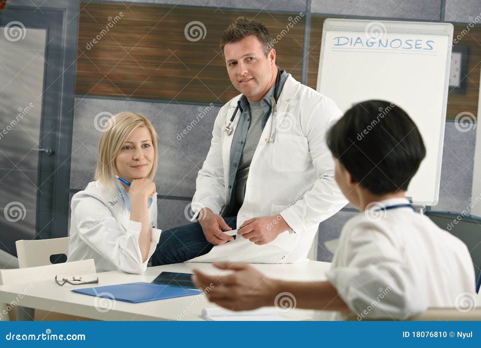 medical doctors discussing diagnosis