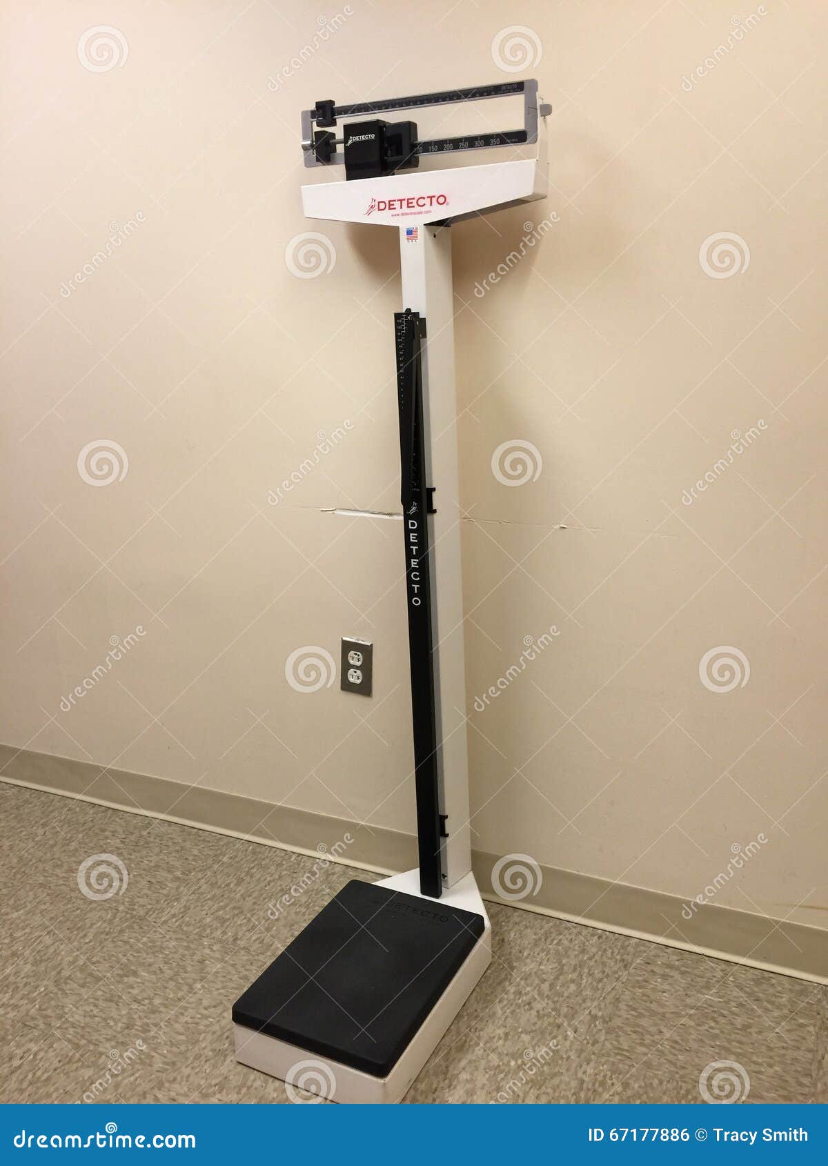 https://thumbs.dreamstime.com/z/medical-professional-scale-doctor-s-office-weigh-67177886.jpg