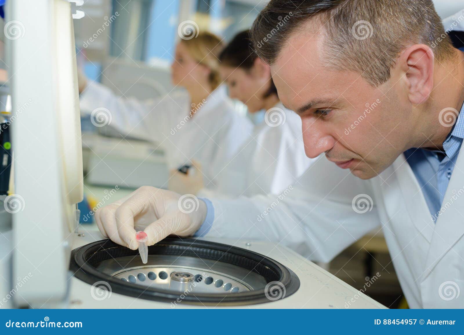 Medical technician in lab stock image. Image of discover 88454957