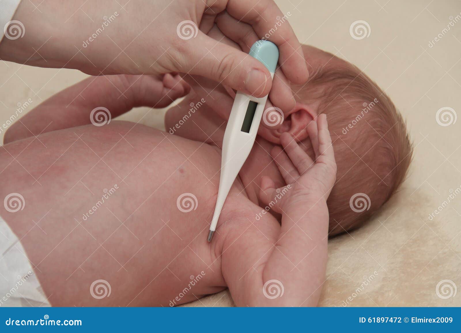 Новорожденному ректально. Термометрия новорожденного. Ректальная термометрия новорожденных. Градусник в ягодицу детям.
