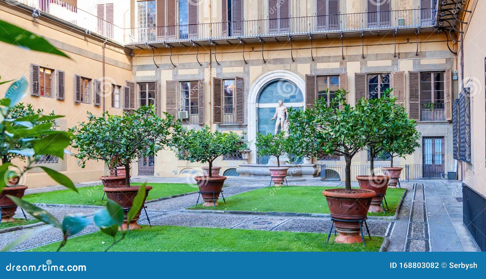 Medici Riccardi Palace酒店的外庭庭院 拥有一座意大利花园 里面有雕像和种植植物的浴缸库存照片 图片包括有艺术 弯脚的