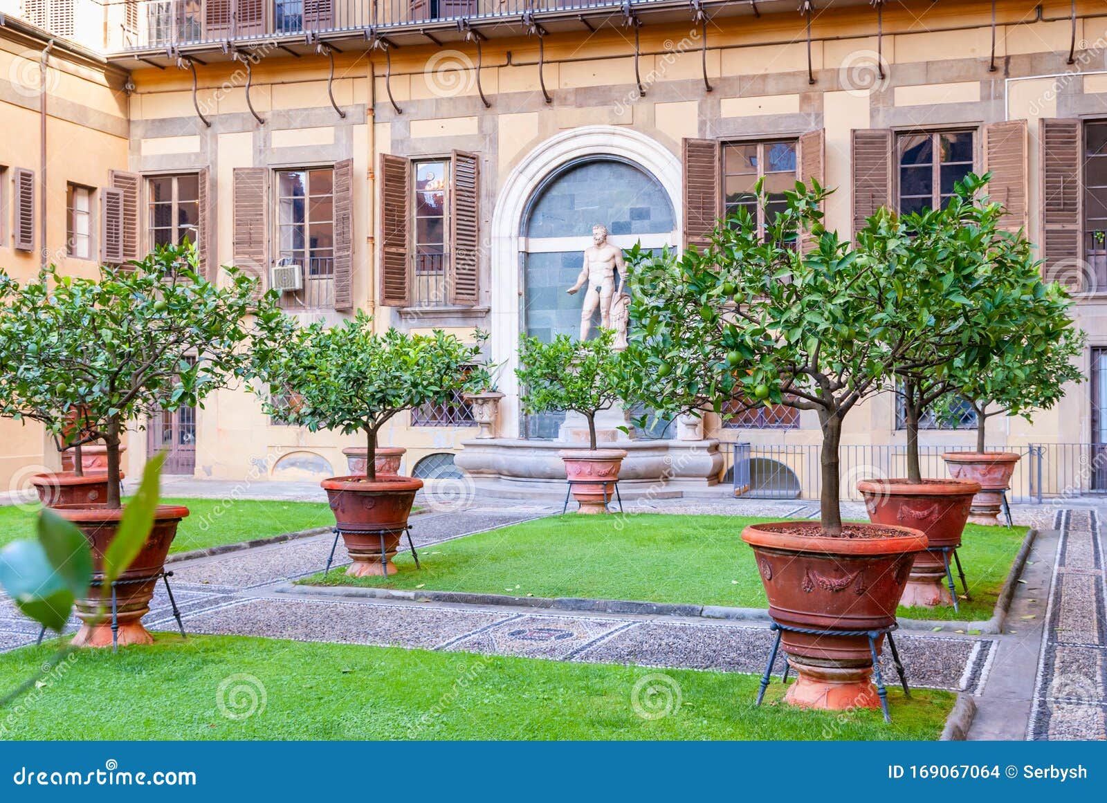Medici Riccardi Palace酒店的外庭庭院 拥有一座意大利花园 里面有雕像和种植植物的浴缸库存照片 图片包括有内在 文化